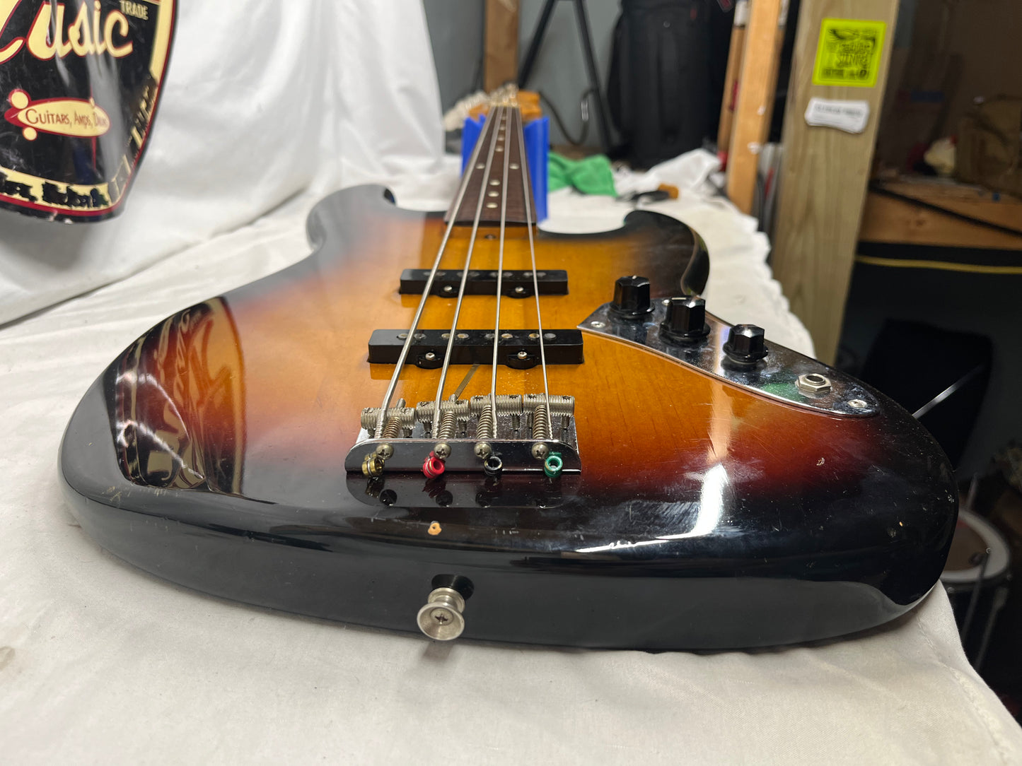 Fender Jaco Pastorius Signature Fretless 4-String Electric Jazz Bass - 3-Color Sunburst