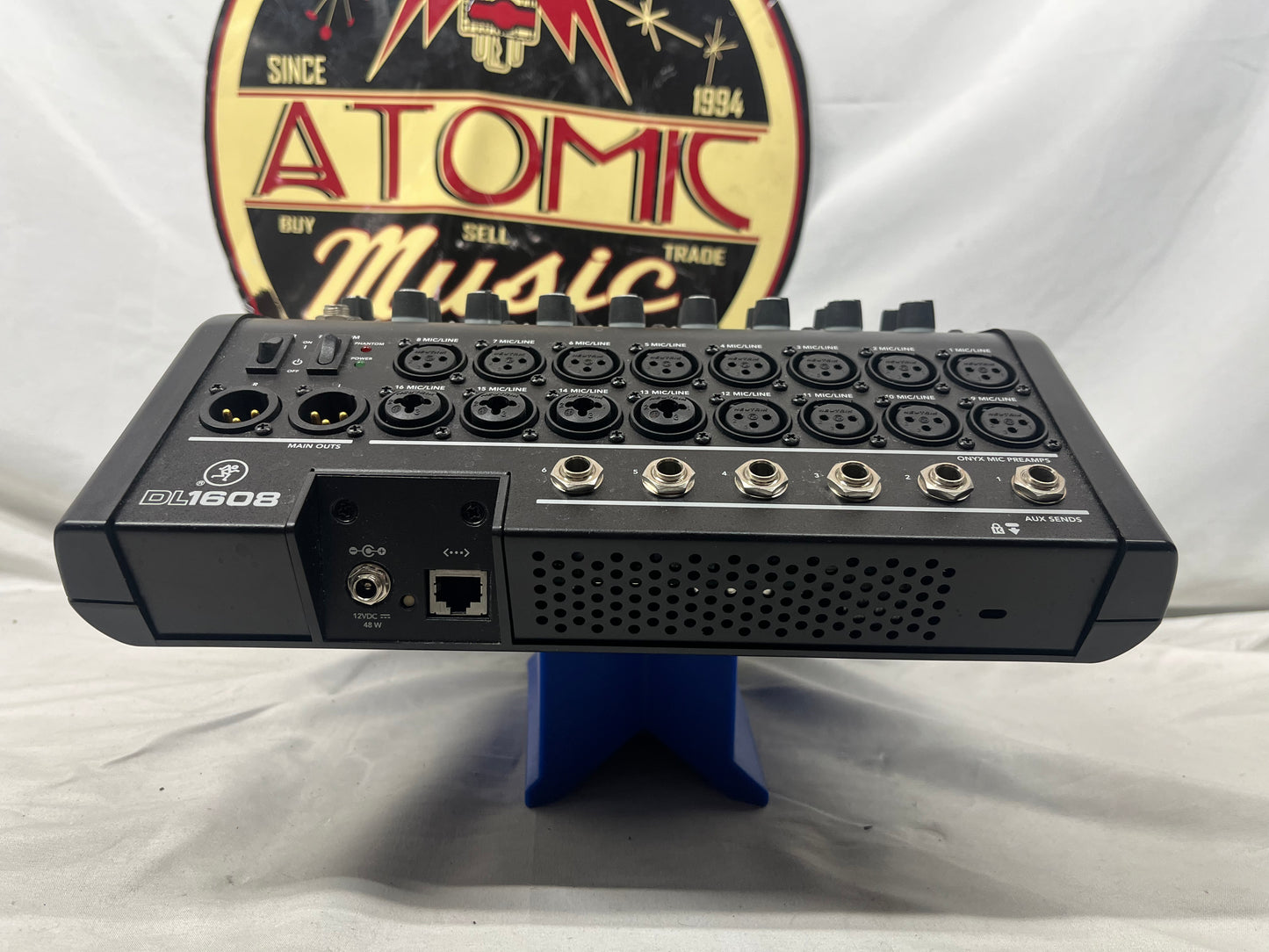 Mackie DL1608 16-Channel Digital Mixer with iPad Control with Hard Case and Power Supply