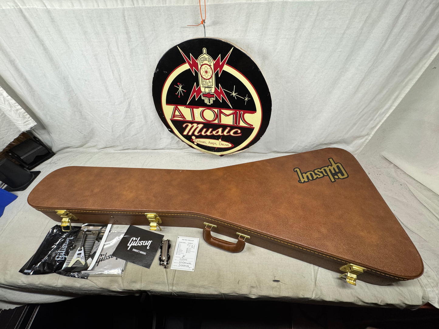 Gibson DSVS00CWCH1 '70s Flying V Guitar with Case 2023 - Classic White