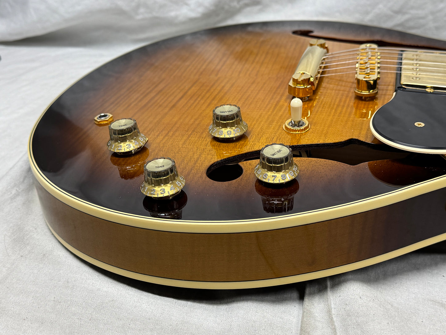 Yamaha SA2200 sa-2200 Semi-Hollowbody Guitar with Gator Case 2020