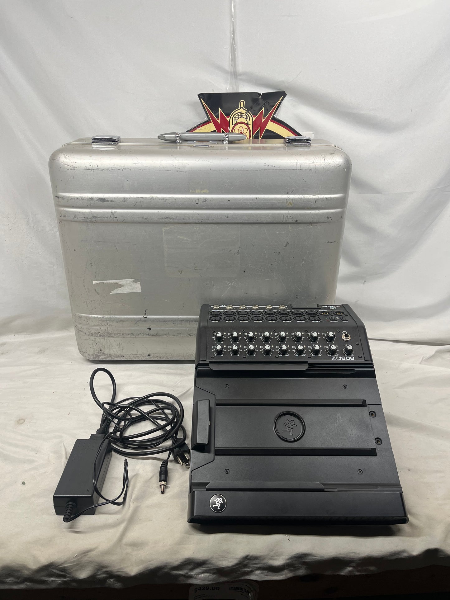 Mackie DL1608 16-Channel Digital Mixer with iPad Control with Hard Case and Power Supply