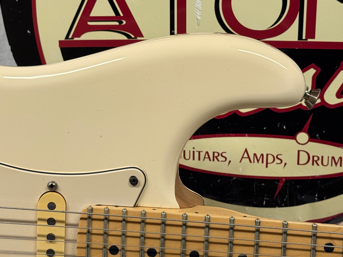 Fender American Standard Stratocaster Guitar with Case 2005 - Olympic White / Maple neck