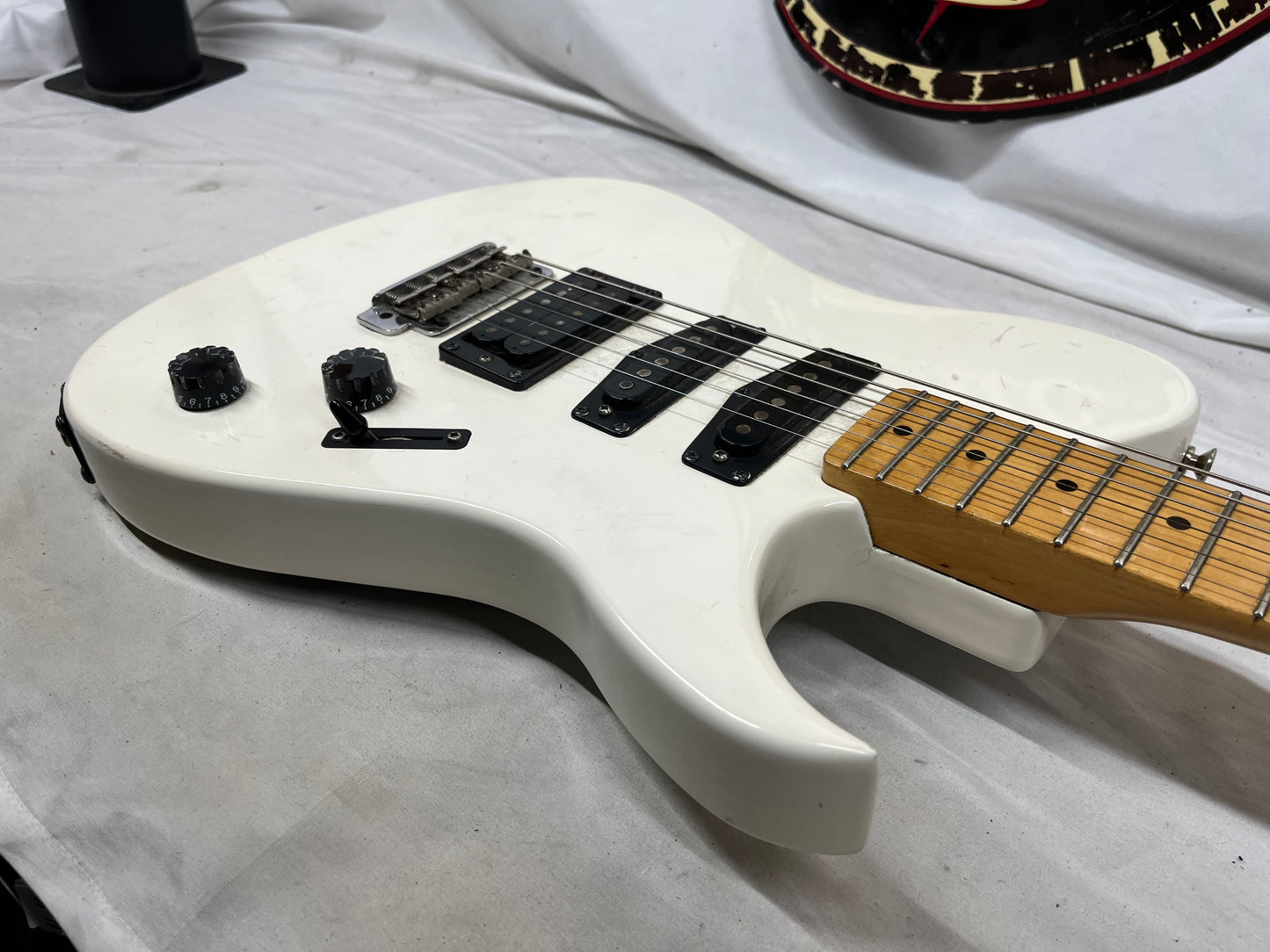 Squier Bullet HSS Singlecut Electric Guitar