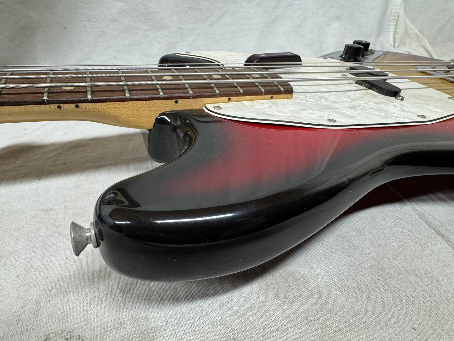 Fender USA Mustang 4-string Bass with Case 1974 - 3-Color Sunburst / Rosewood fingerboard