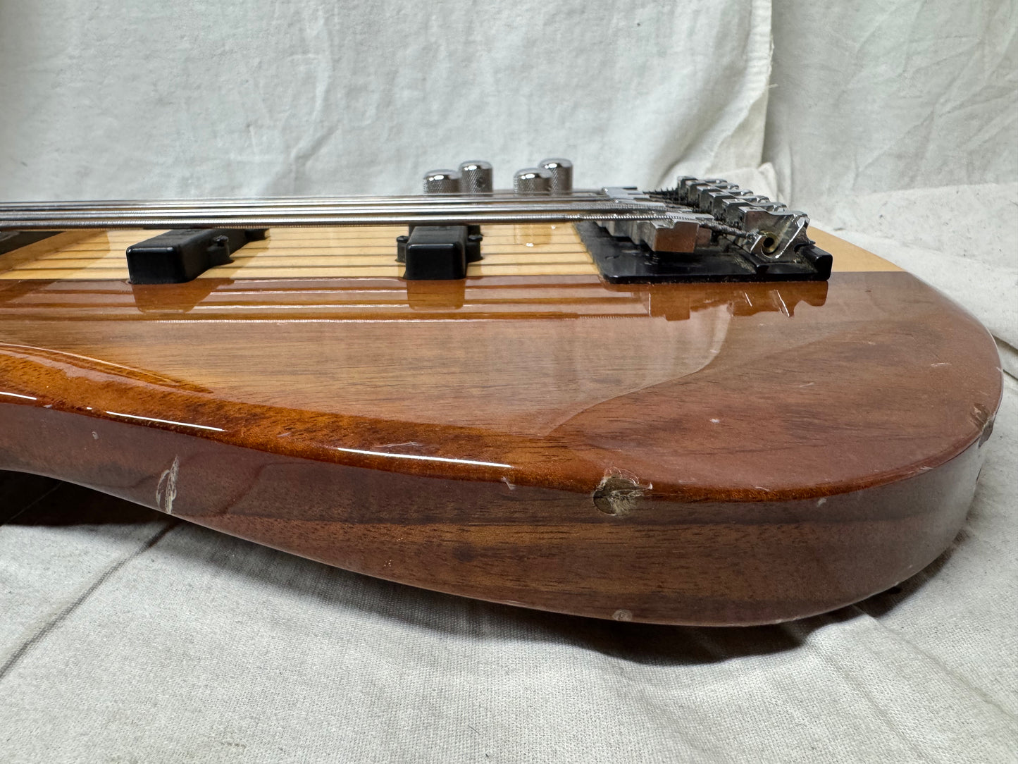 Carvin USA LB-76 lb76 Fretless 6-string Bass with Case