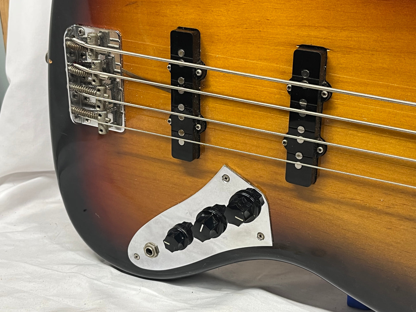Fender Jaco Pastorius Signature Fretless 4-String Electric Jazz Bass - 3-Color Sunburst