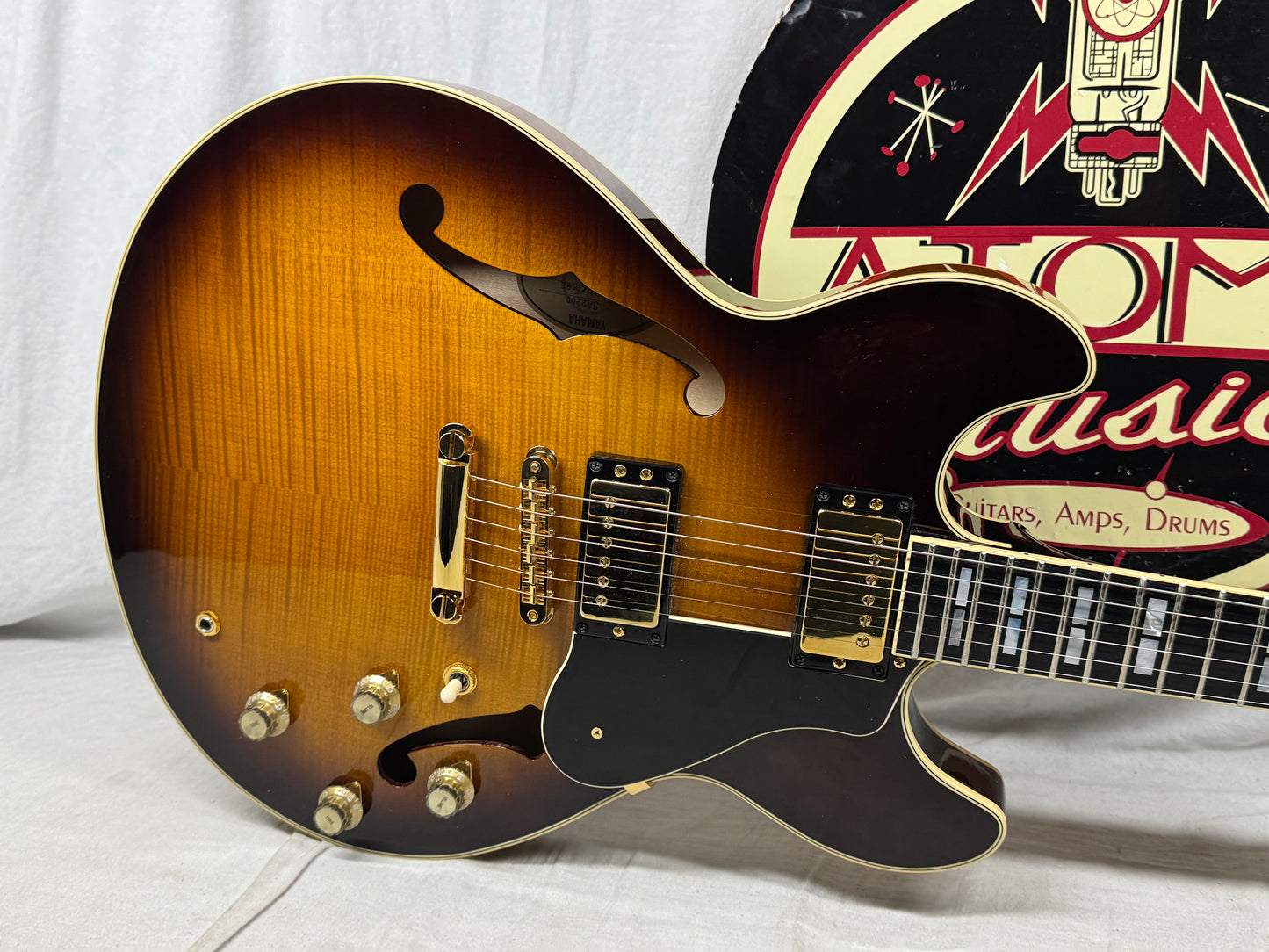 Yamaha SA2200 sa-2200 Semi-Hollowbody Guitar with Gator Case 2020