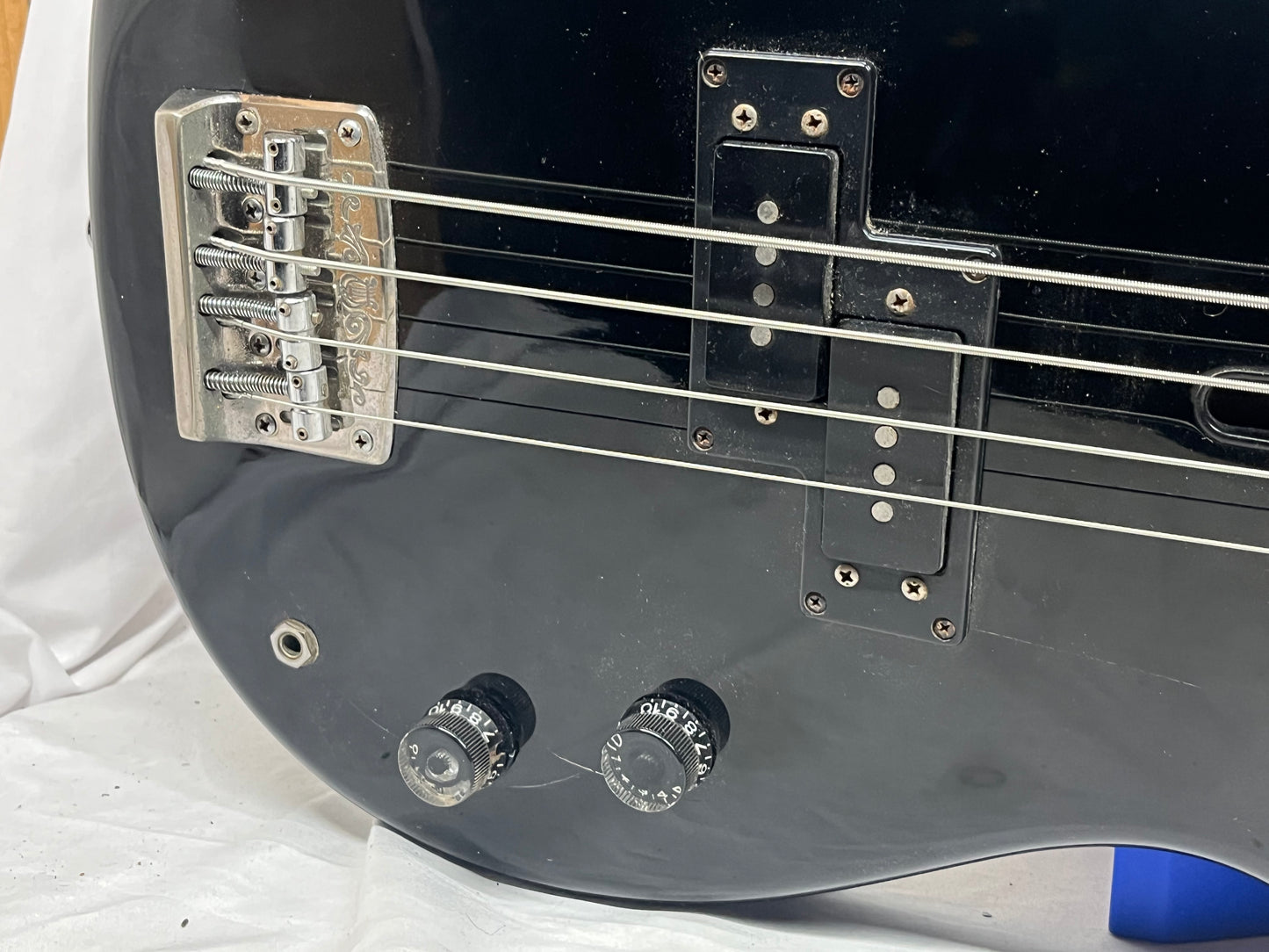 Yamaha Broad Bass VI 4-String Doublecut Electric Bass