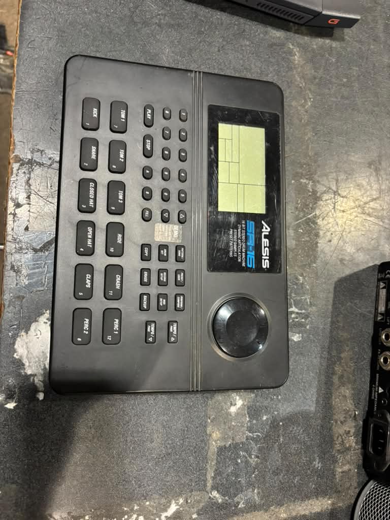 alesis SR-16 Drum Machine