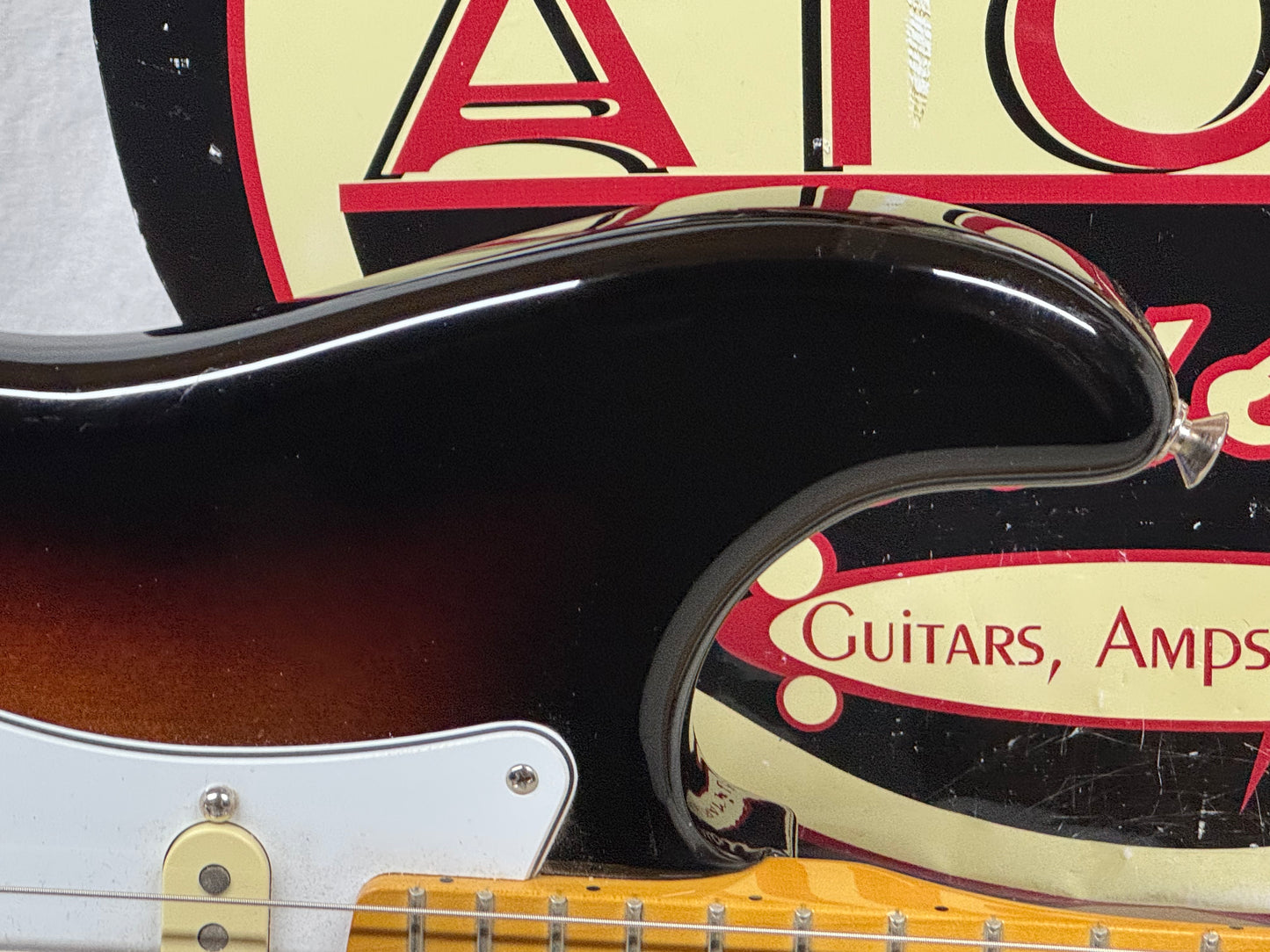 Fender Jimi Hendrix Stratocaster Guitar 2022 - 3-Color Sunburst / Maple neck
