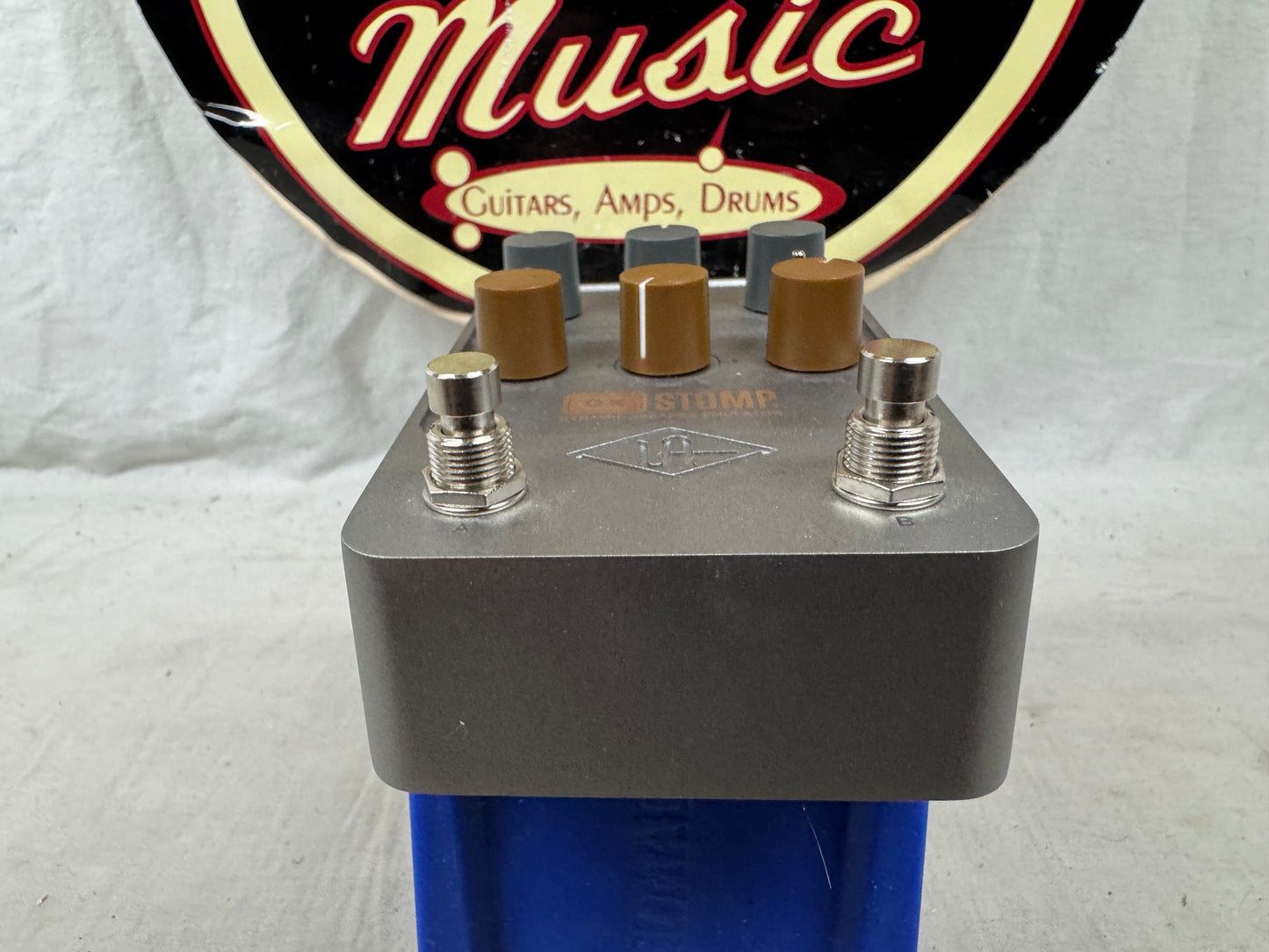 Universal Audio Ox Stomp Dynamic Speaker Emulator Cab Sim Pedal