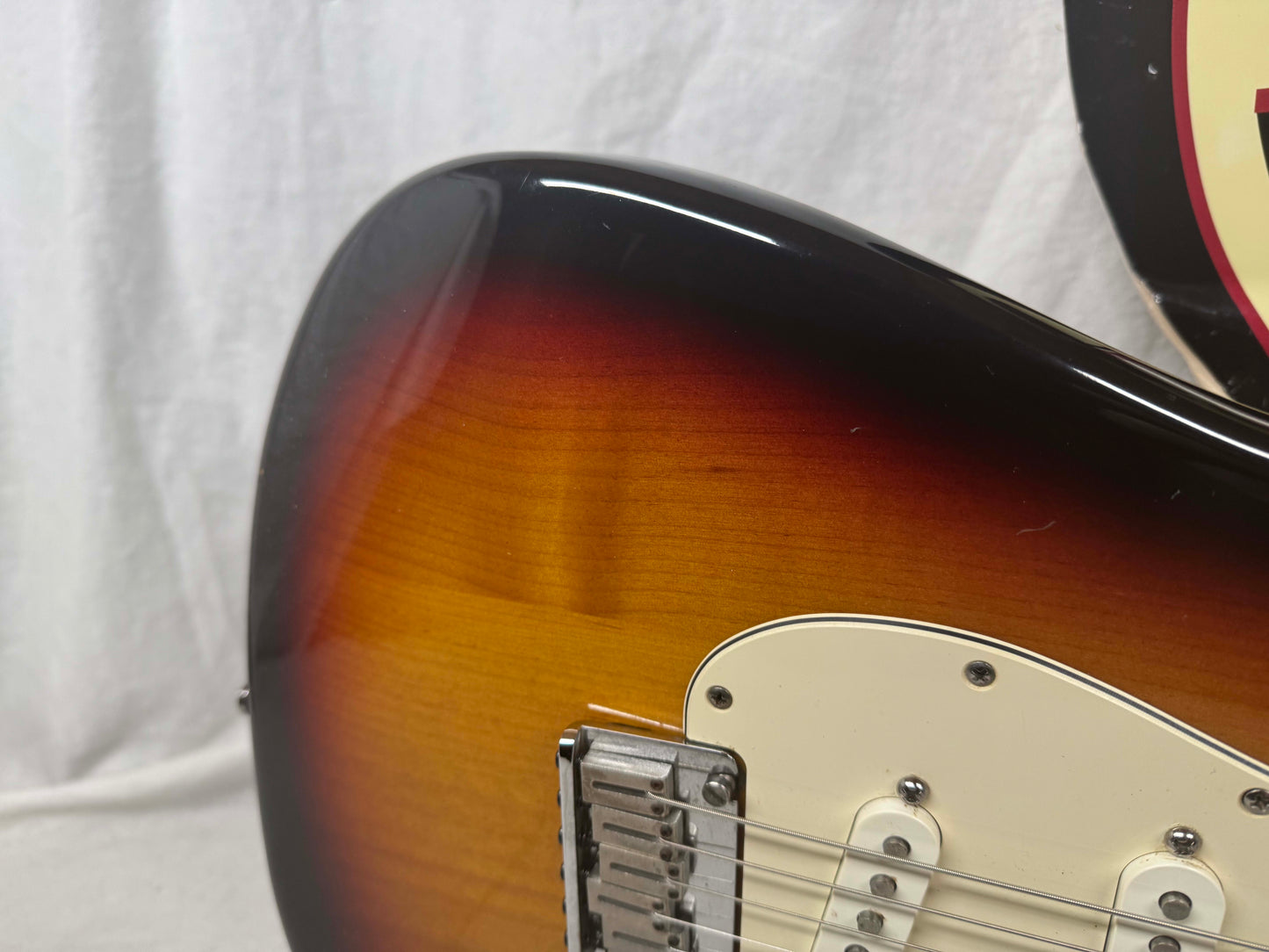 Fender American Stratocaster Guitar with Case 2000 - 3-Color Sunburst / Rosewood fingerboard