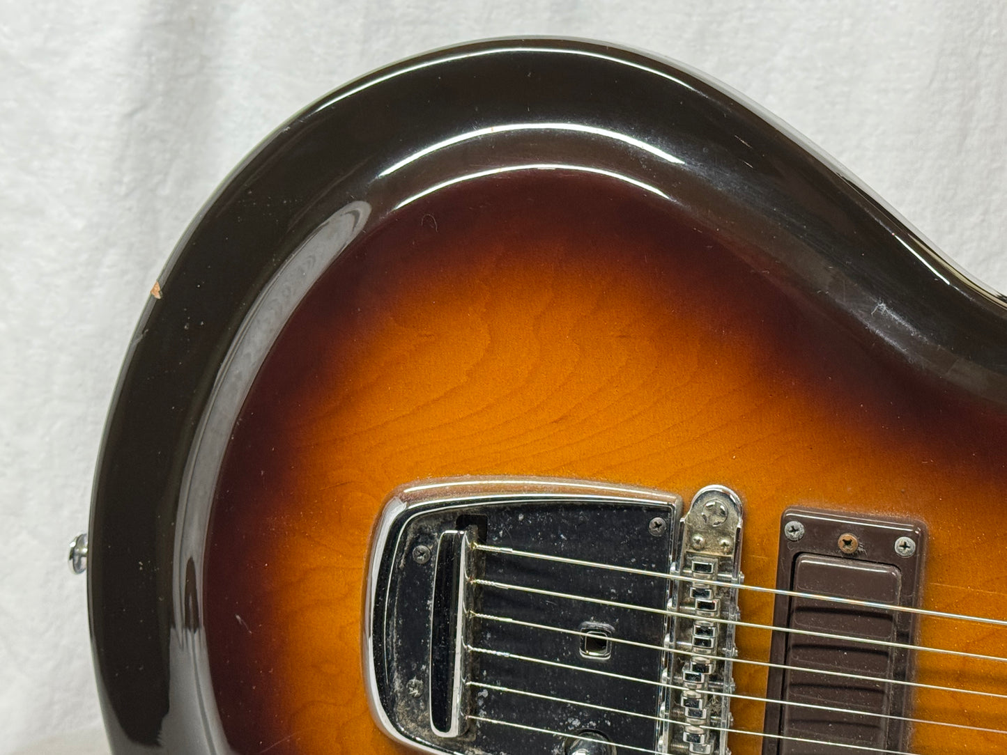 Yamaha SG-60T sg60t Guitar with Chipboard Case