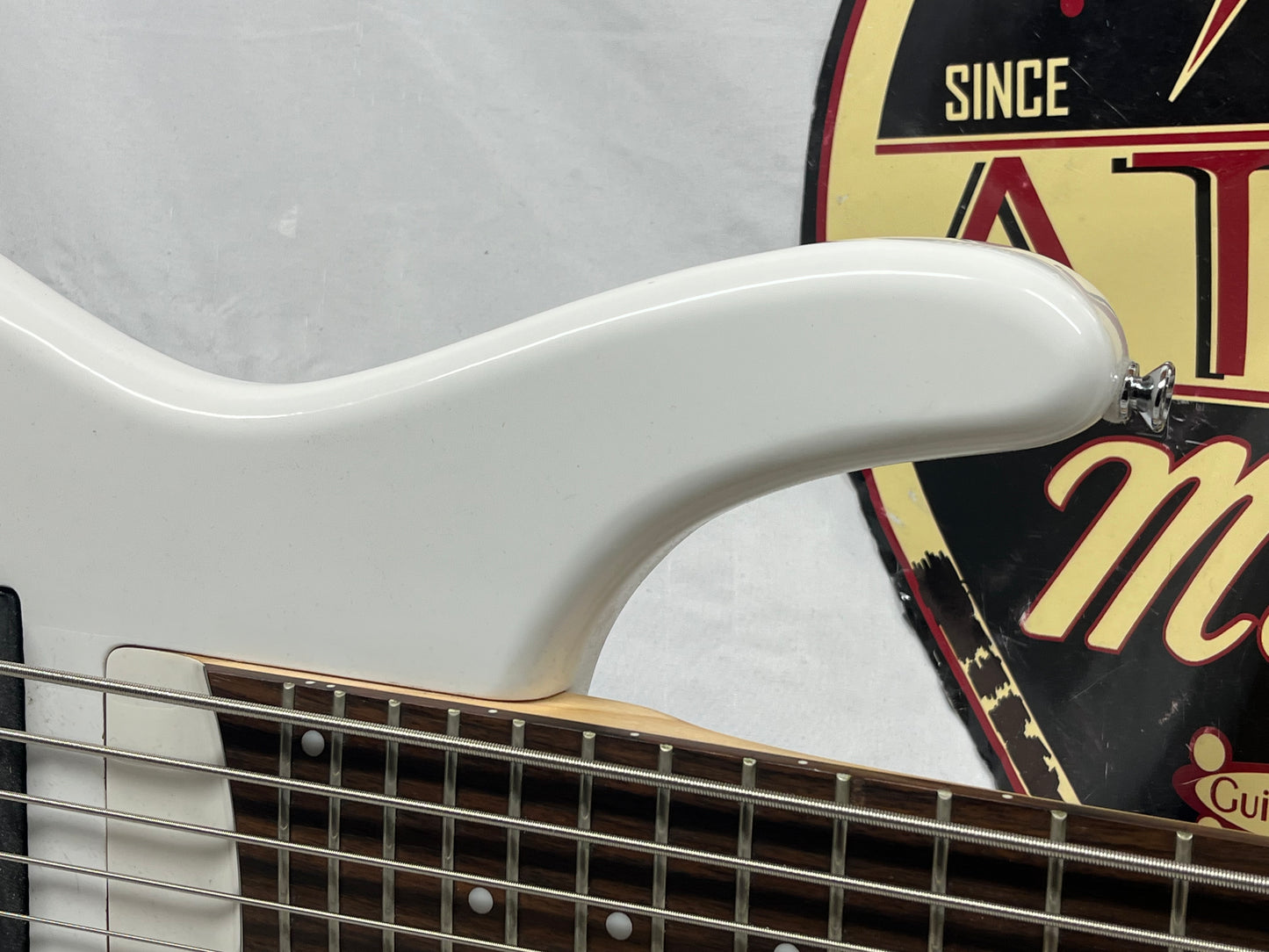 Douglas 6-String Doublecut HH Electric bass