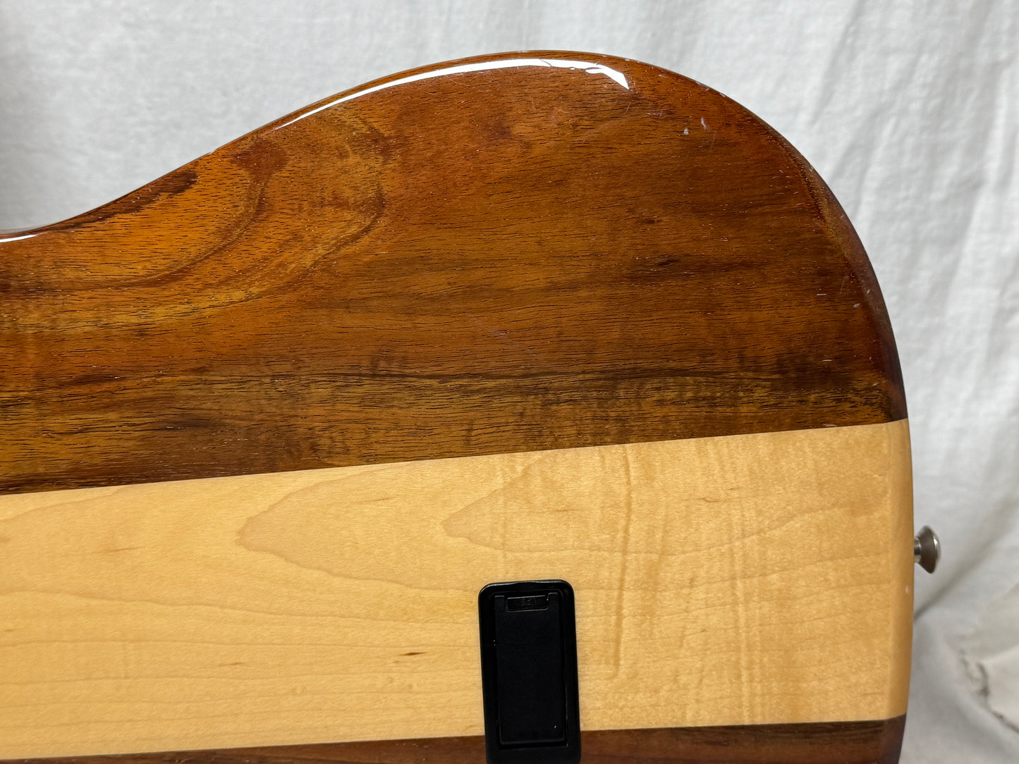 Carvin USA LB-76 lb76 Fretless 6-string Bass with Case