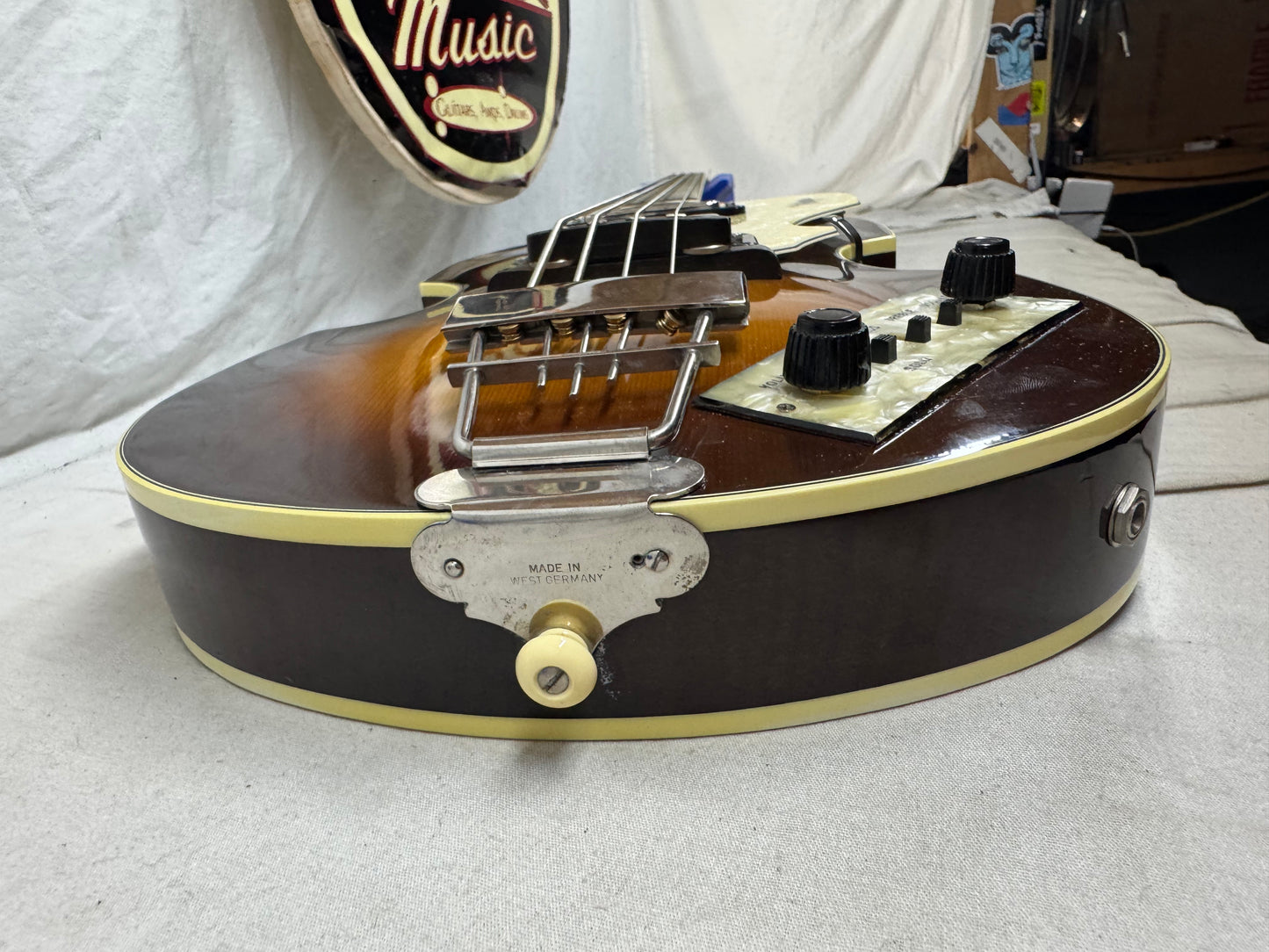 Hofner 500/1 Violin / Beatle 4-string Hollowbody Bass with Case
