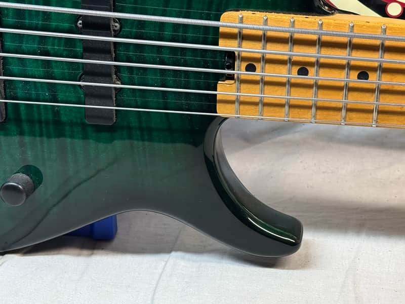 Peavey Millennium 5-string Bass - Image 5