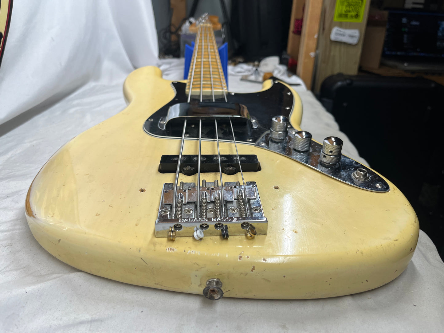 Fender American 4-String Electric Jazz Bass 1977 with Hard Case - Split in Fretboard only at the first fret *see photos*