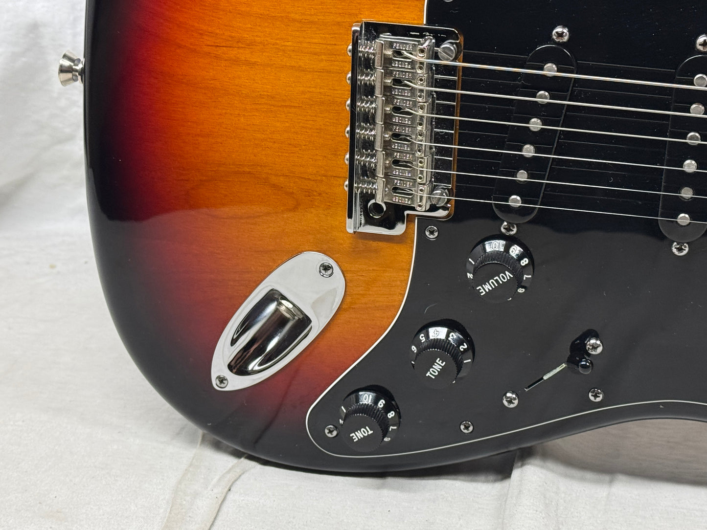 Fender American Standard Stratocaster Guitar with Case 2013 - 3-Color Sunburst / Maple neck