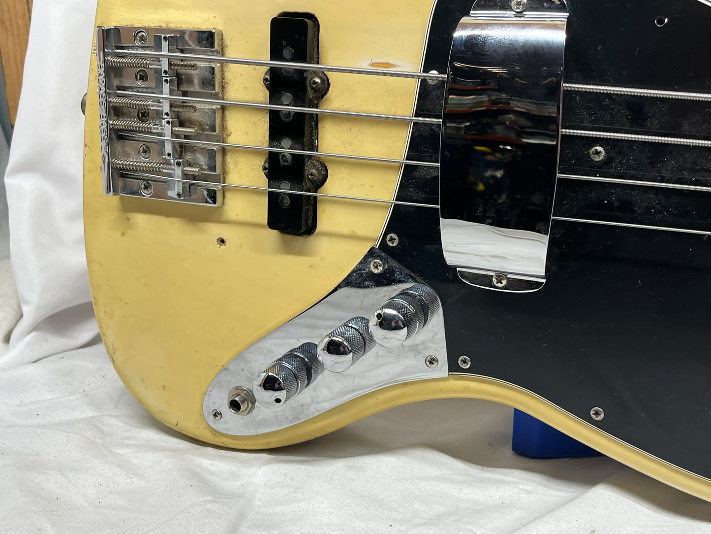 Fender American 4-String Electric Jazz Bass 1977 with Hard Case - Split in Fretboard only at the first fret *see photos*