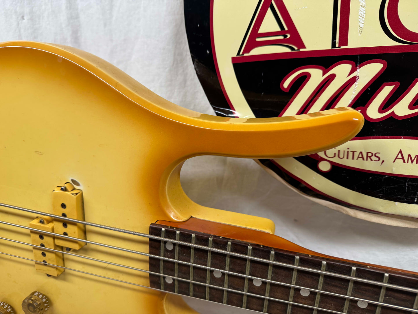 Hondo II Professional Longhorn 4-string Bass with Case Vintage
