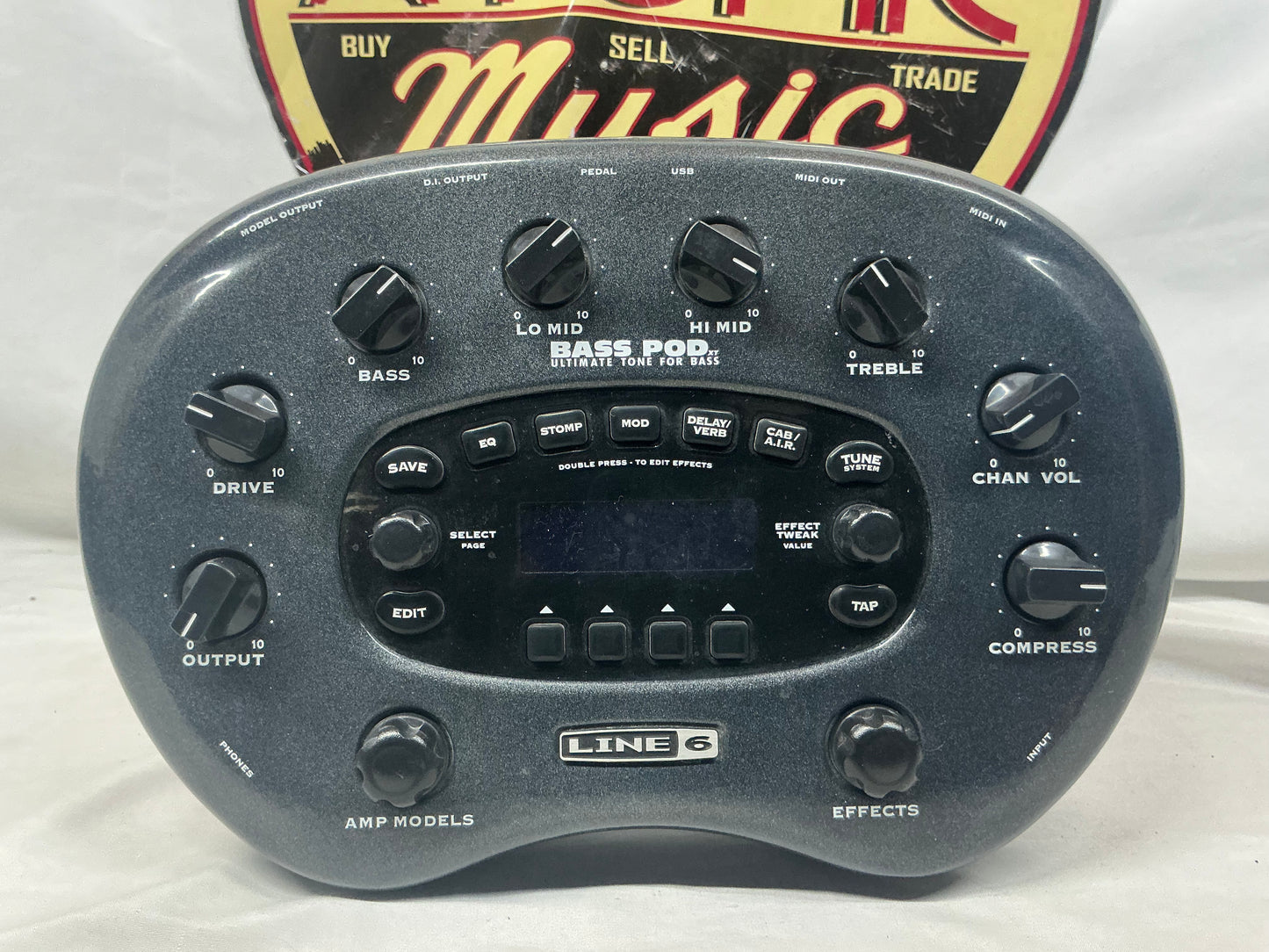 Line 6 Bass POD XT Live Multi-Effects Preamp Pedal with Soft Case