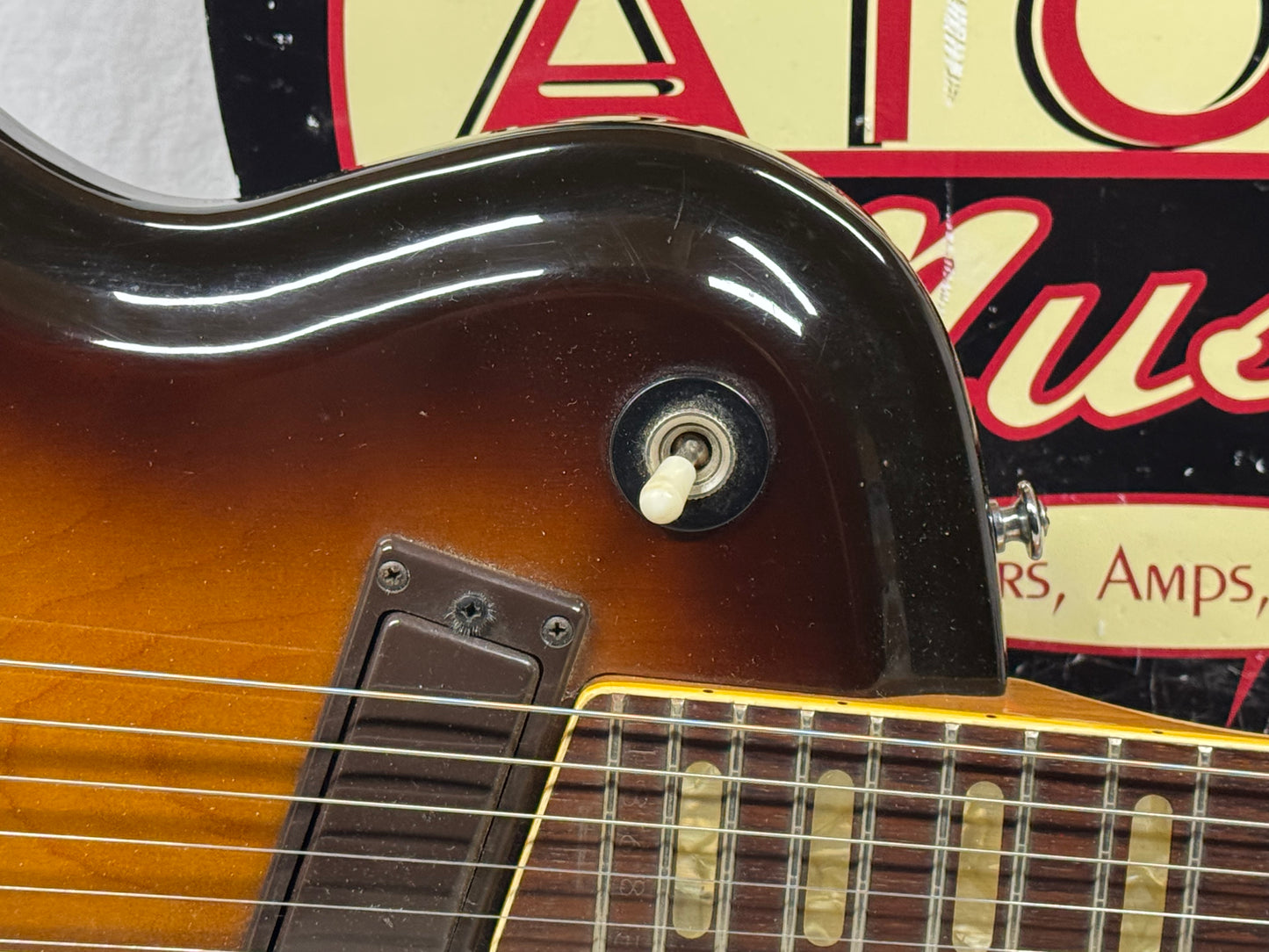 Yamaha SG-60T sg60t Guitar with Chipboard Case