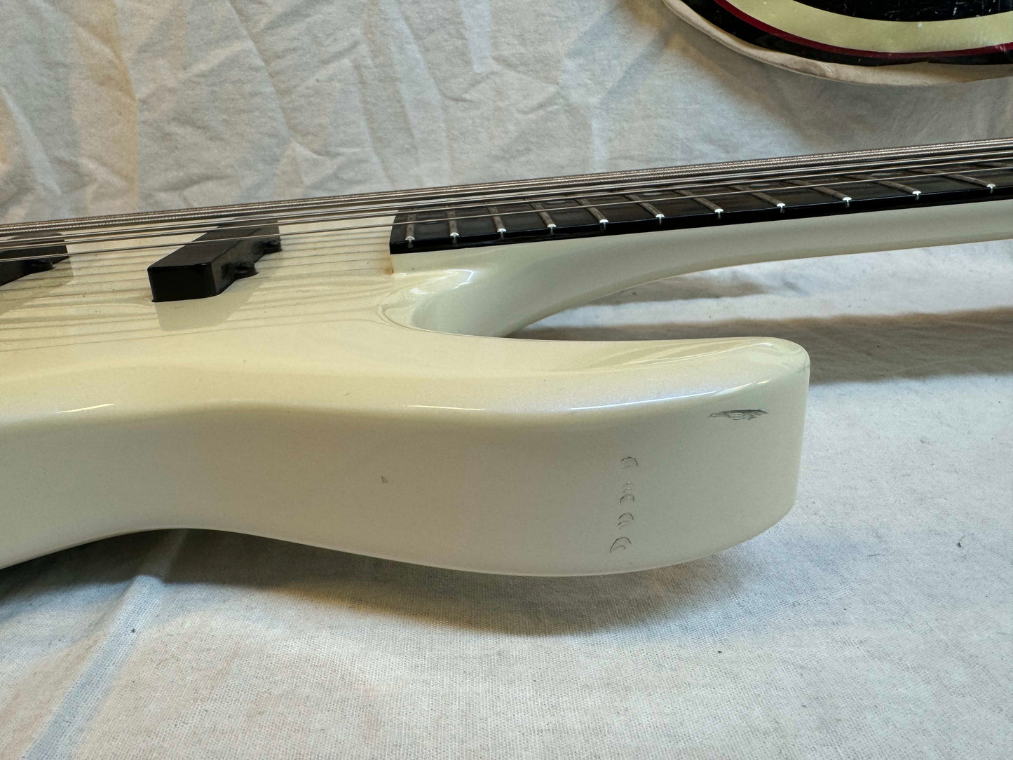 Carvin LB76 LB-76 6-string Bass with Case - s/n 43381 - Pearloid White