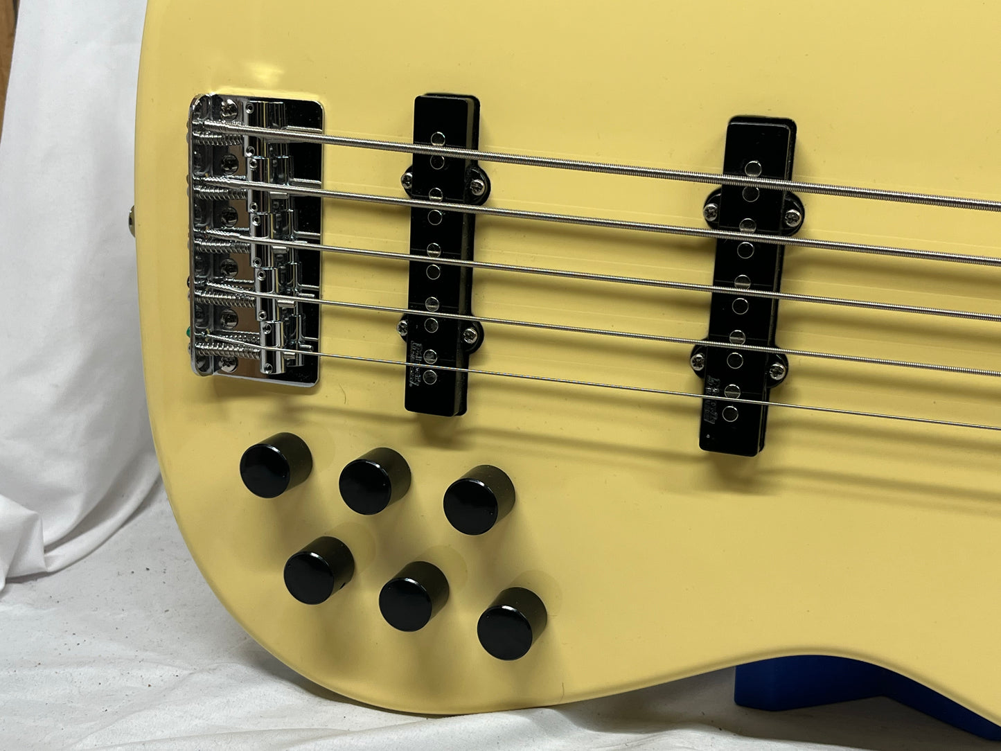 Markbass GV Series GV 5 gv5 Gloxy Val CR MP 5-String Bass with Gig Bag - Cream