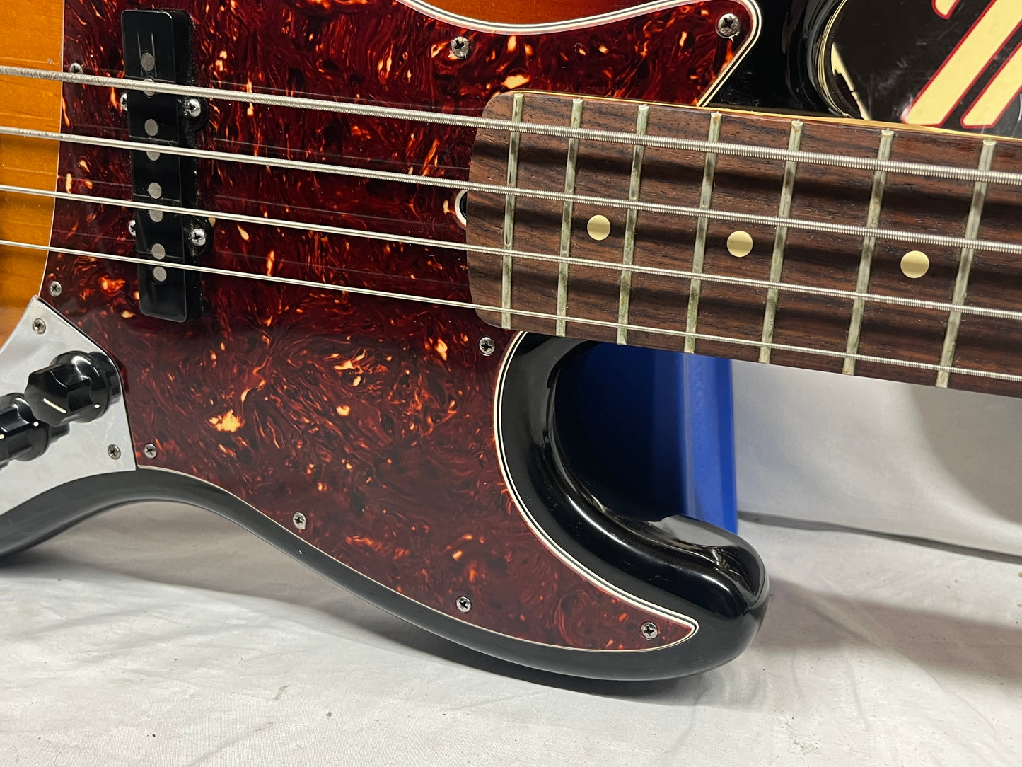Fender American Standard 4-String Electric Jazz Bass 2011 with Hard Case - 3-Color Sunburst