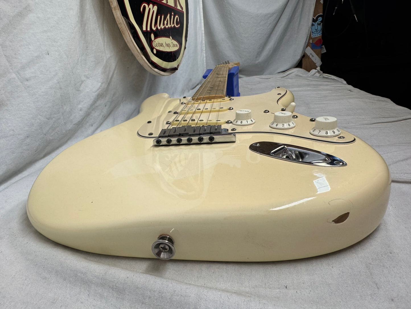 Fender American Standard Stratocaster Guitar with Case 2005 - Olympic White / Maple neck