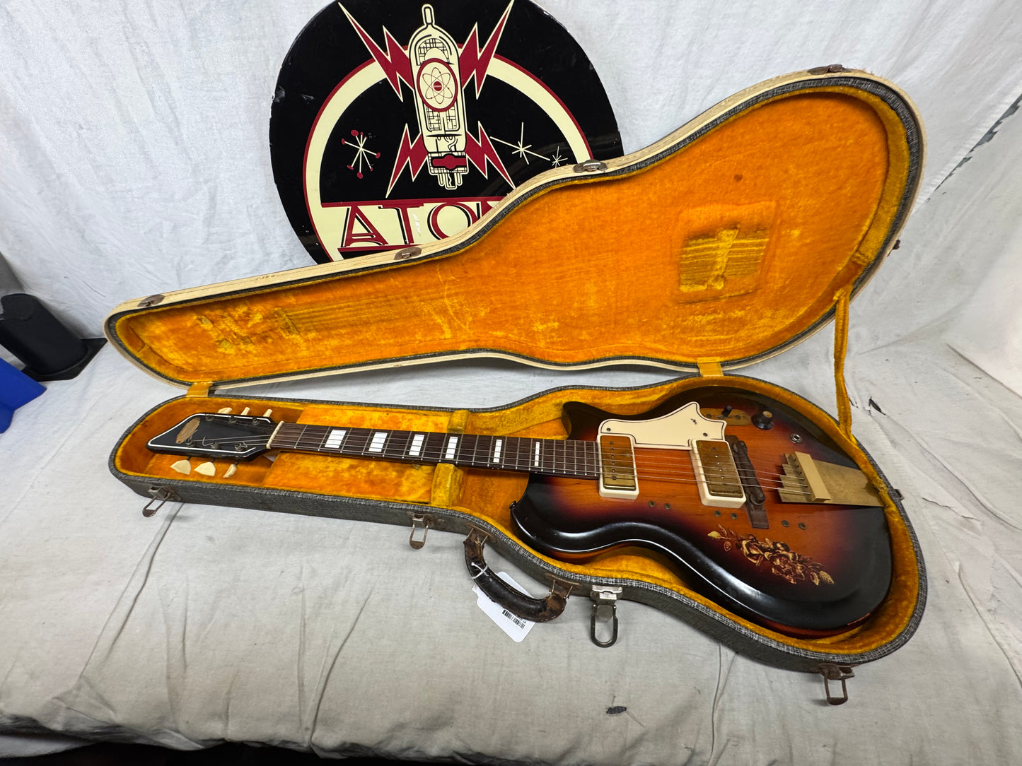 Supro Rhythm Master Guitar with Case - Sunburst
