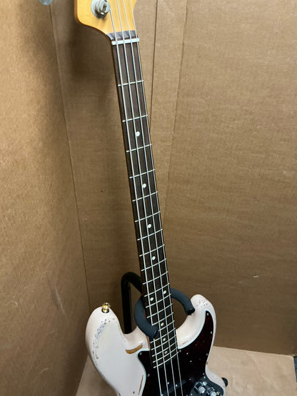 Fender Flea Artist Series Road Worn Signature Jazz Bass 2016 - Present - Shell Pink