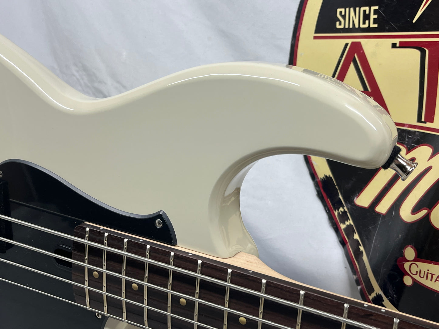 Yamaha Broad Bass Doublecut 4-String Electric Bass
