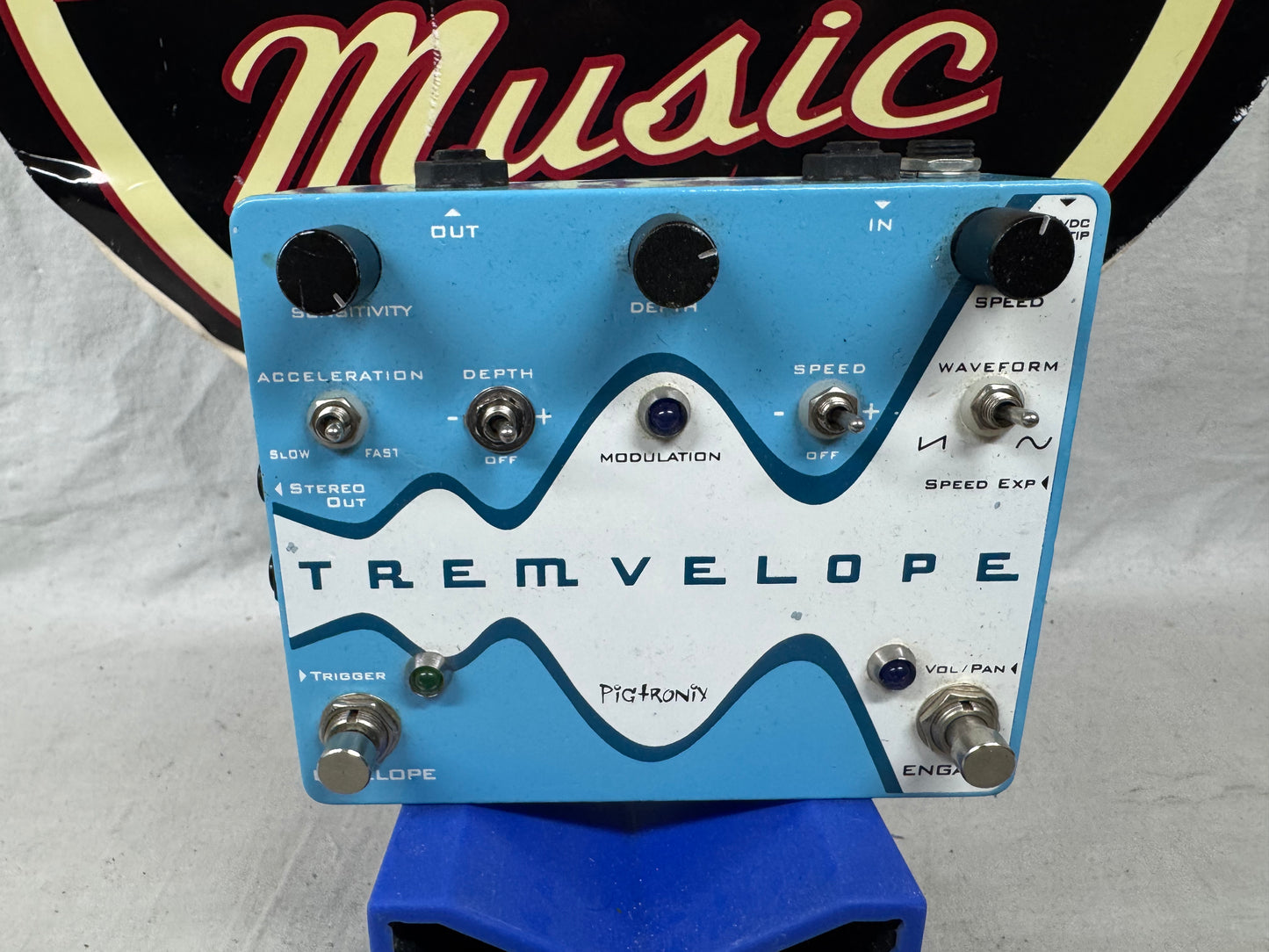 Pigtronix EMT Tremvelope Optical Stereo Tremolo Pedal