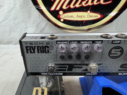 Tech 21 FlyRig5 fly rig 5 v2 Guitar Multi-Effects Pedal with Tin Box