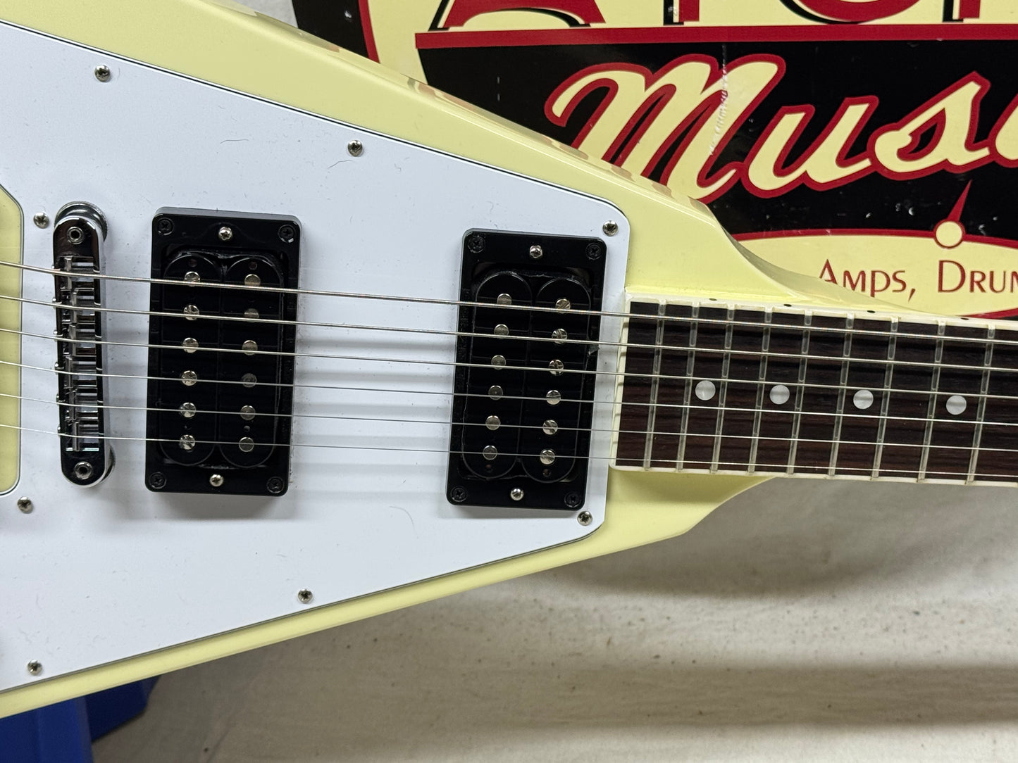 Gibson DSVS00CWCH1 '70s Flying V Guitar with Case 2023 - Classic White