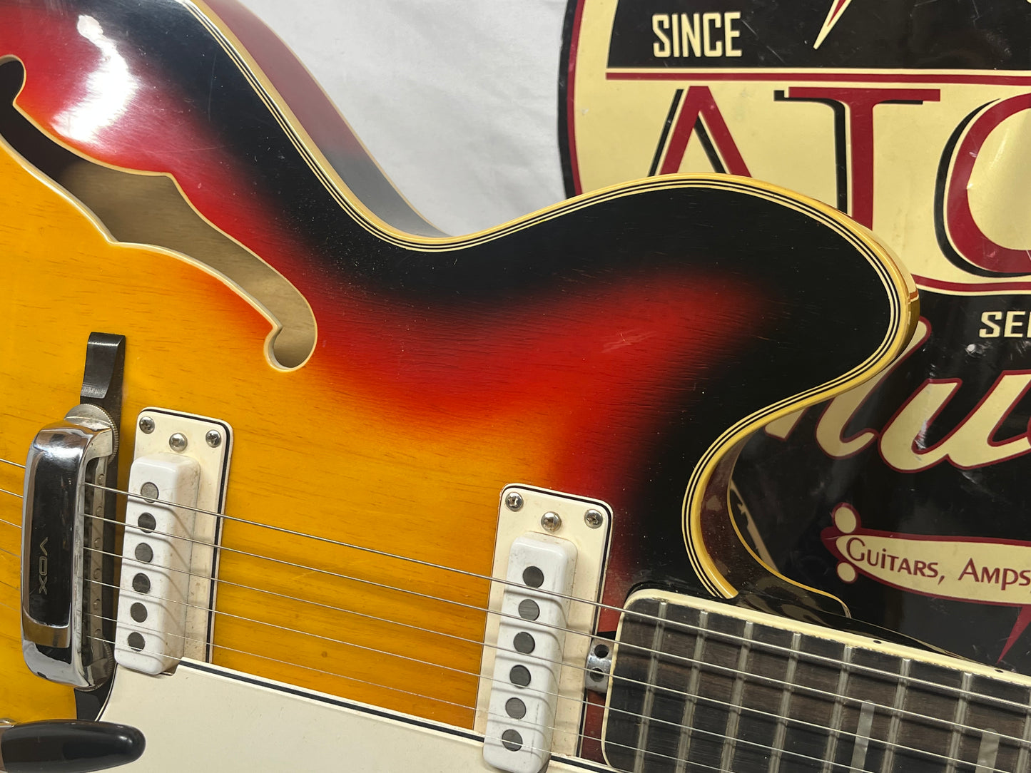 Vox Super Lynx Deluxe Hollow Body Electric Guitar with Hard Case - Sunburst