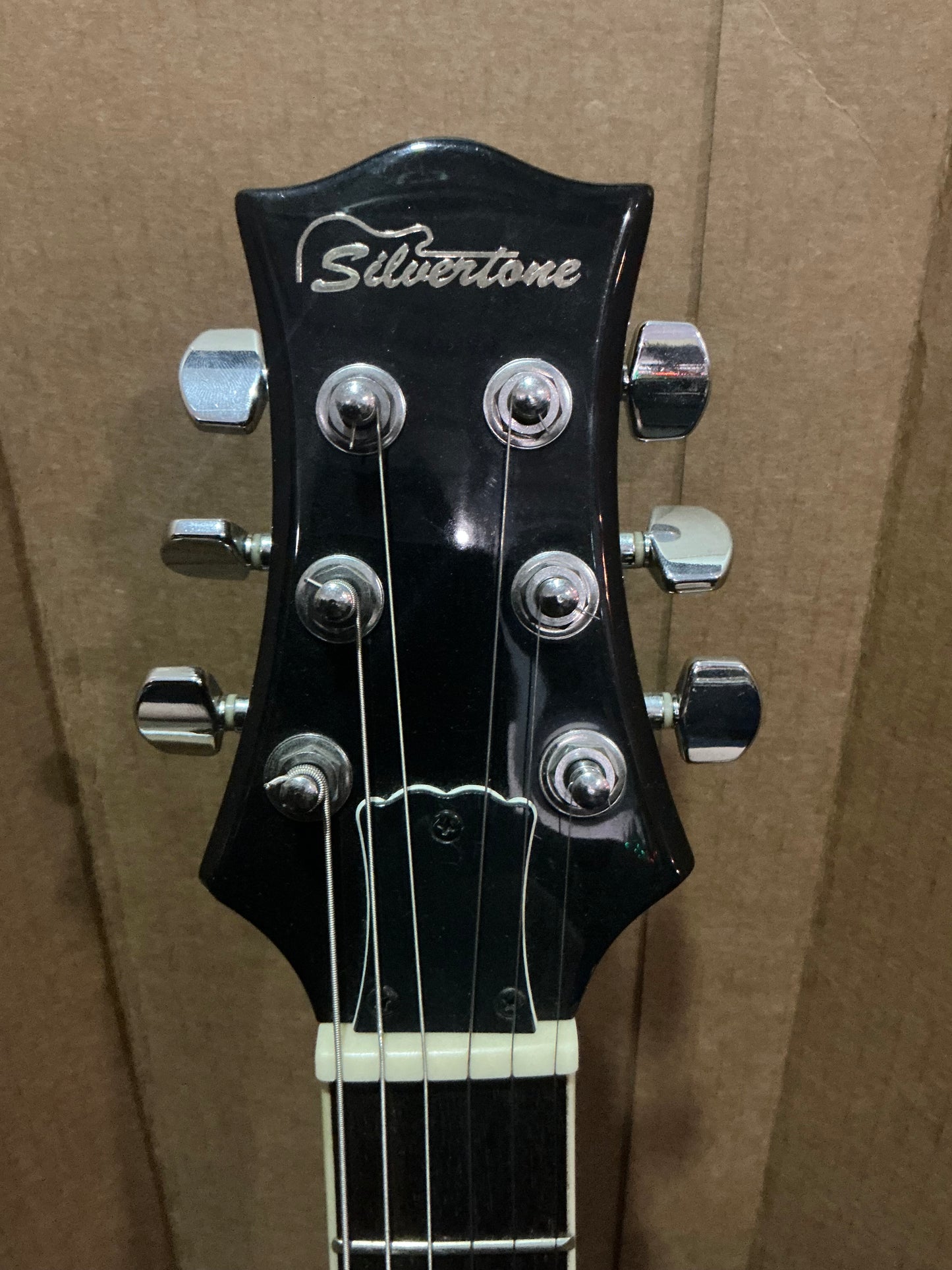 Silvertone Single Cut Electric Guitar