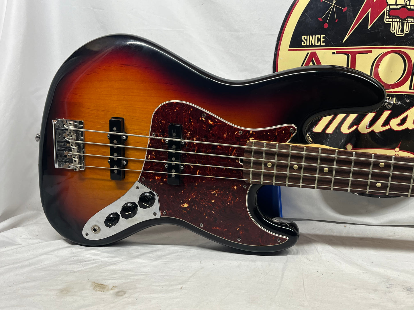 Fender American Standard 4-String Electric Jazz Bass 2011 with Hard Case - 3-Color Sunburst