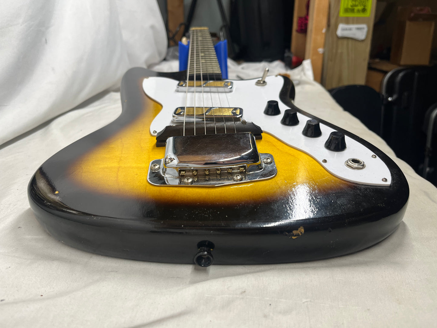Harmony H15 Bobkat Vintage Electric Guitar with Chipboard Case