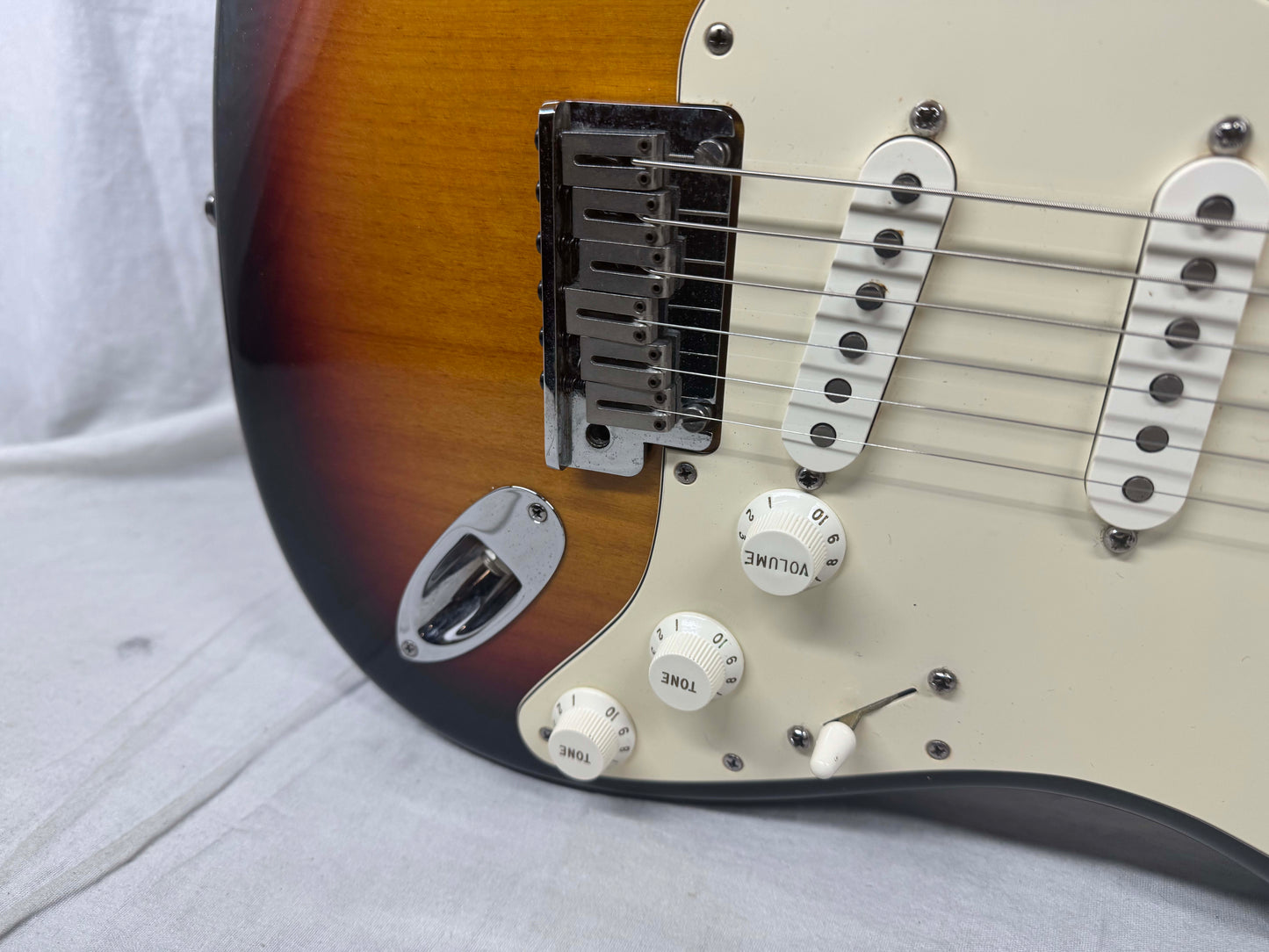 Fender American Stratocaster Guitar with Case 2000 - 3-Color Sunburst / Rosewood fingerboard