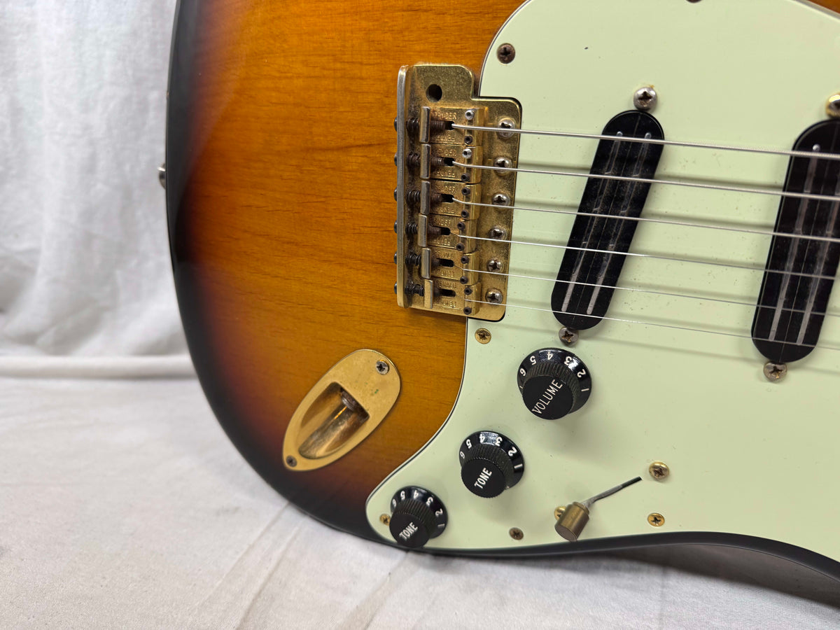 Fender USA SRV Stevie Ray Vaughan Signature Stratocaster Guitar with DiMarzio Hot Rails pickups + Case 1994 - 3-Color Sunburst / Pau Ferro fingerboard