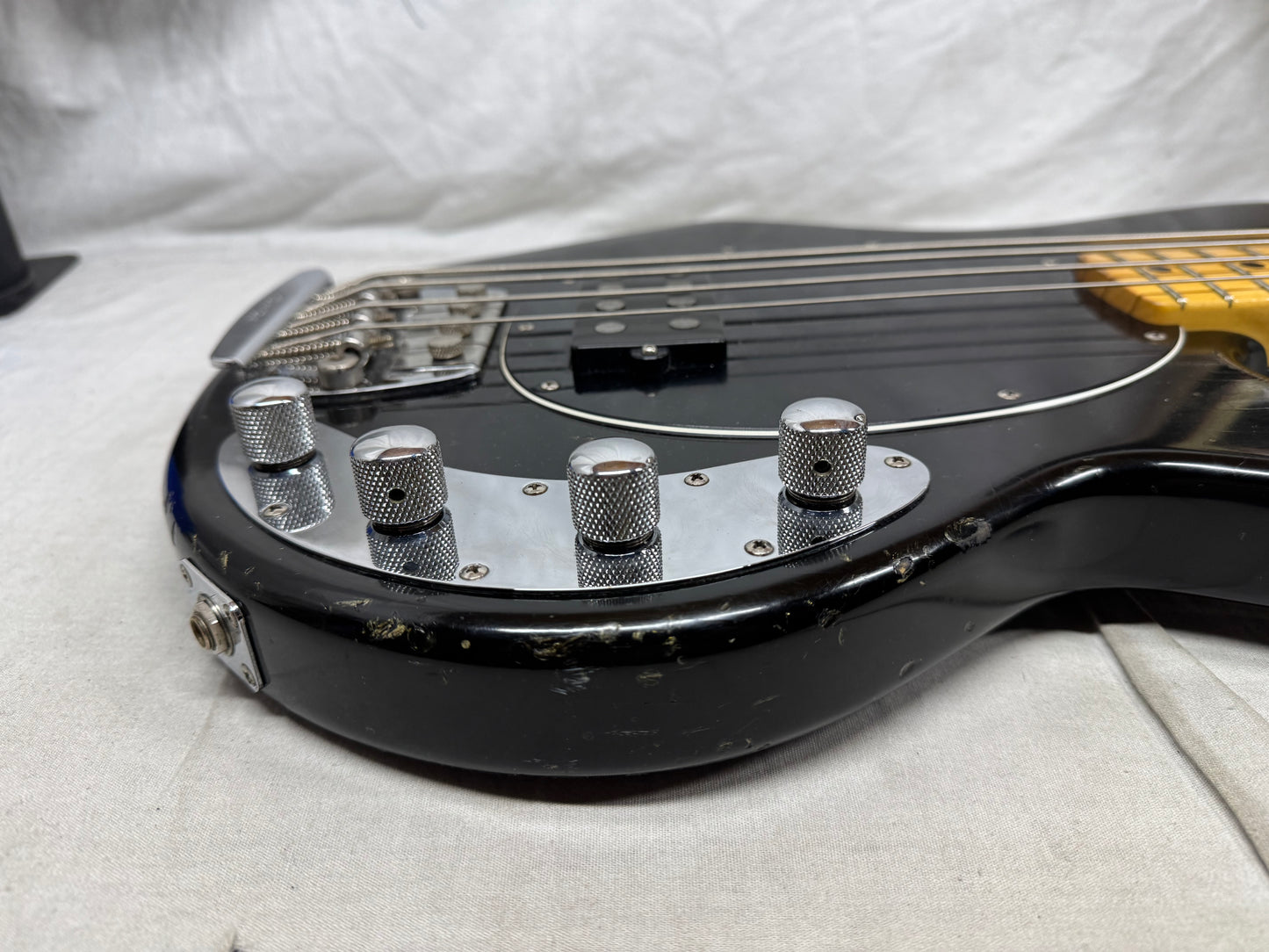 Ernie Ball Music Man StingRay sting ray 4H 4 h 4-string Bass with Gator Case - Black / Maple neck