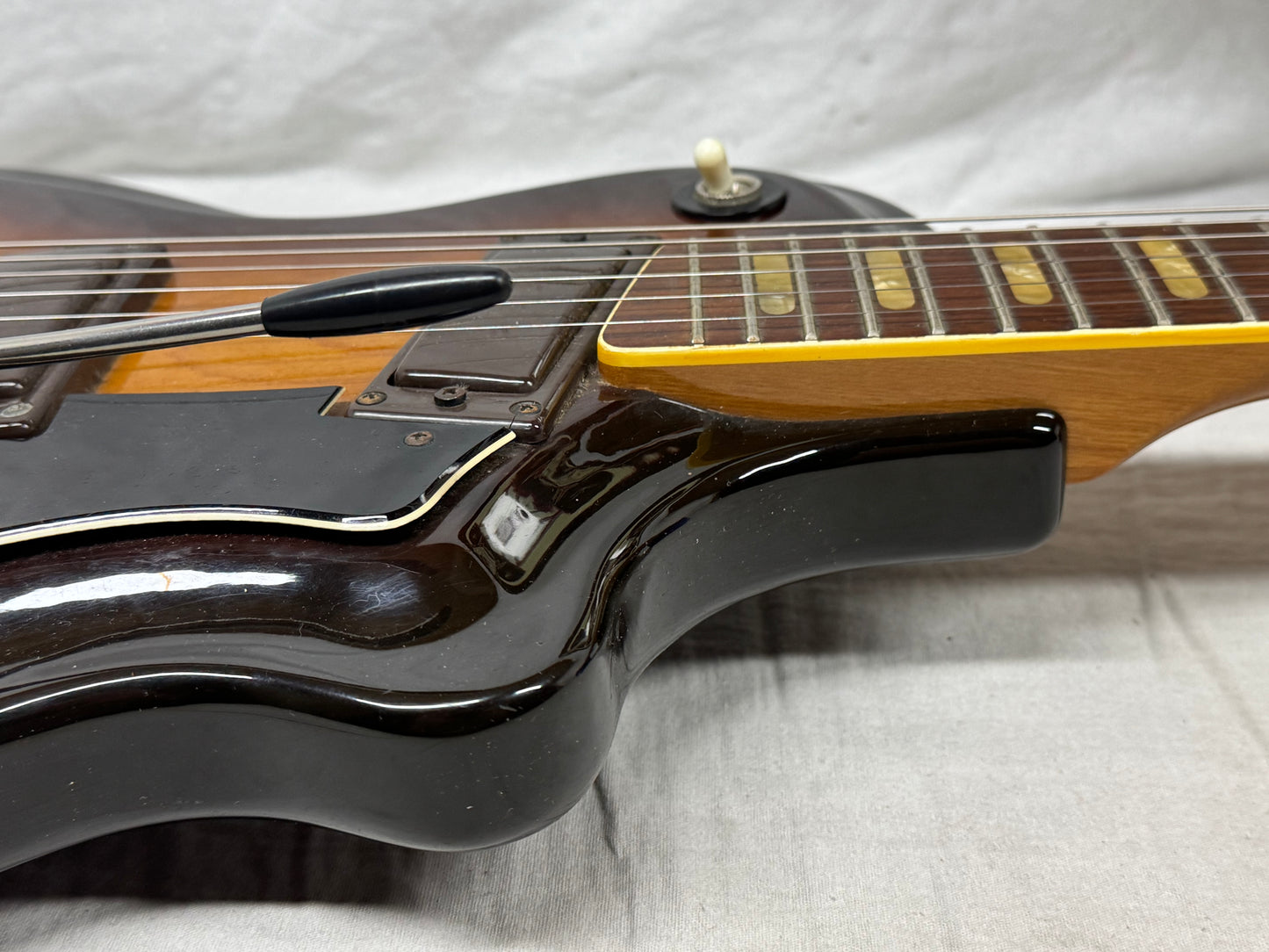 Yamaha SG-60T sg60t Guitar with Chipboard Case