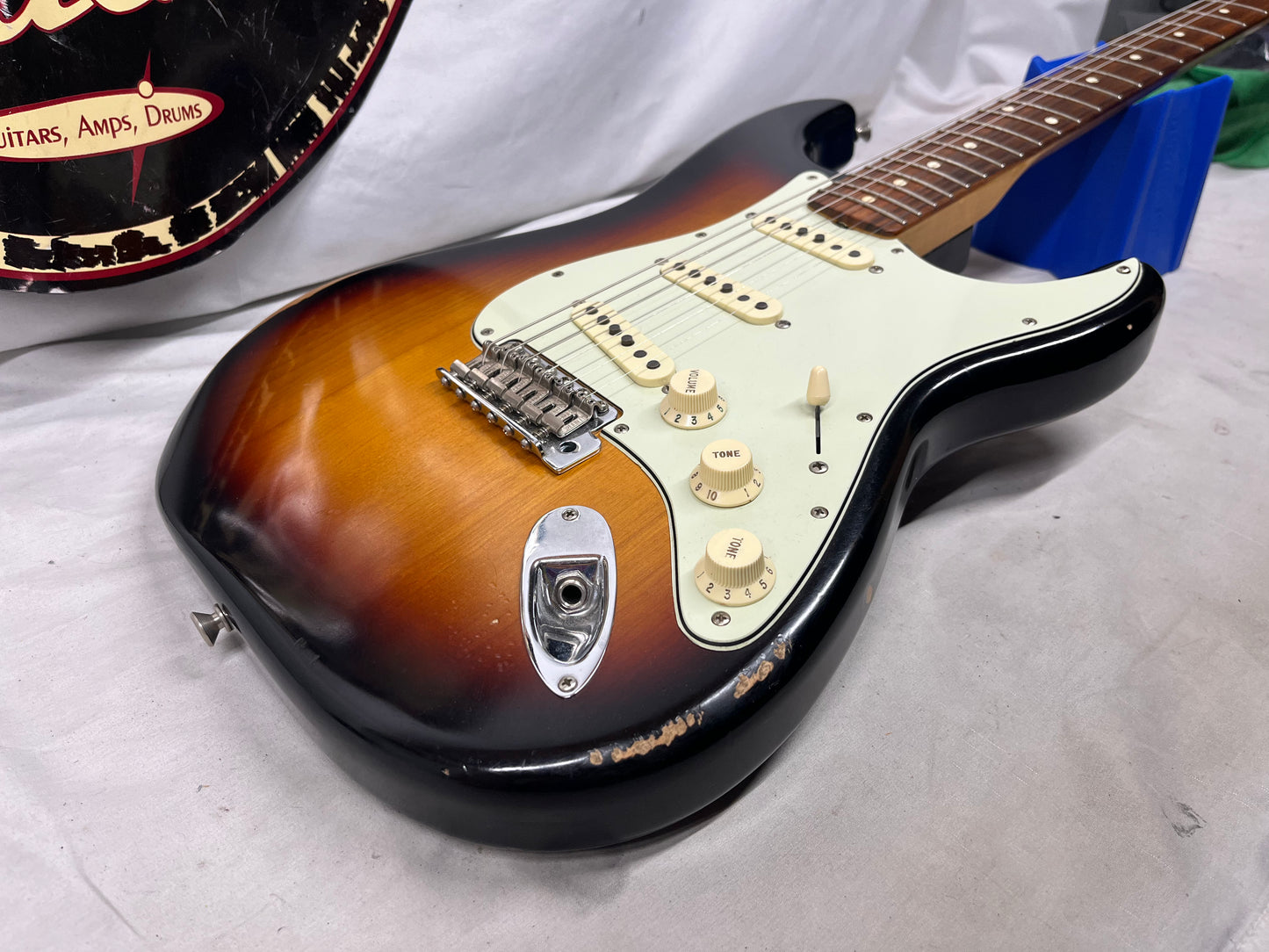 Fender Road Worn '60s Stratocaster Strat Electric Guitar - 3-Color Sunburst