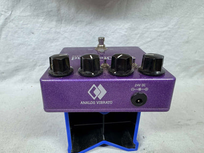 Diamond Effects Vibrato v1 Chorus Vibrato Pedal with Power Supply