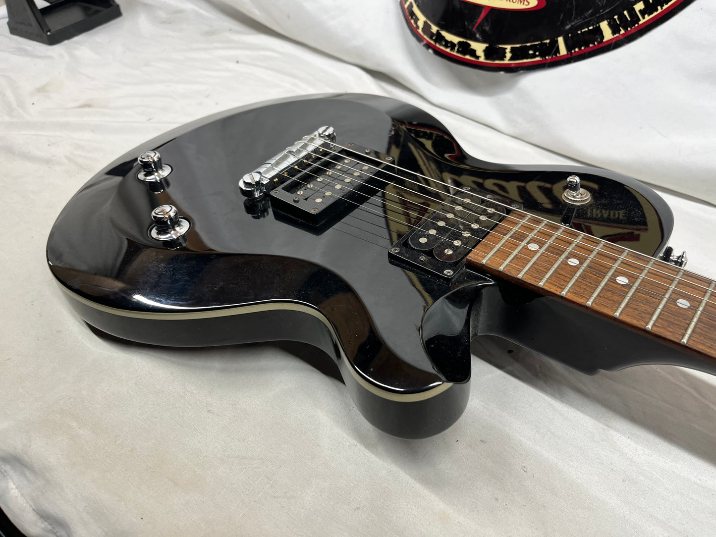 Yamaha AES420 Singlecut Electric Guitar