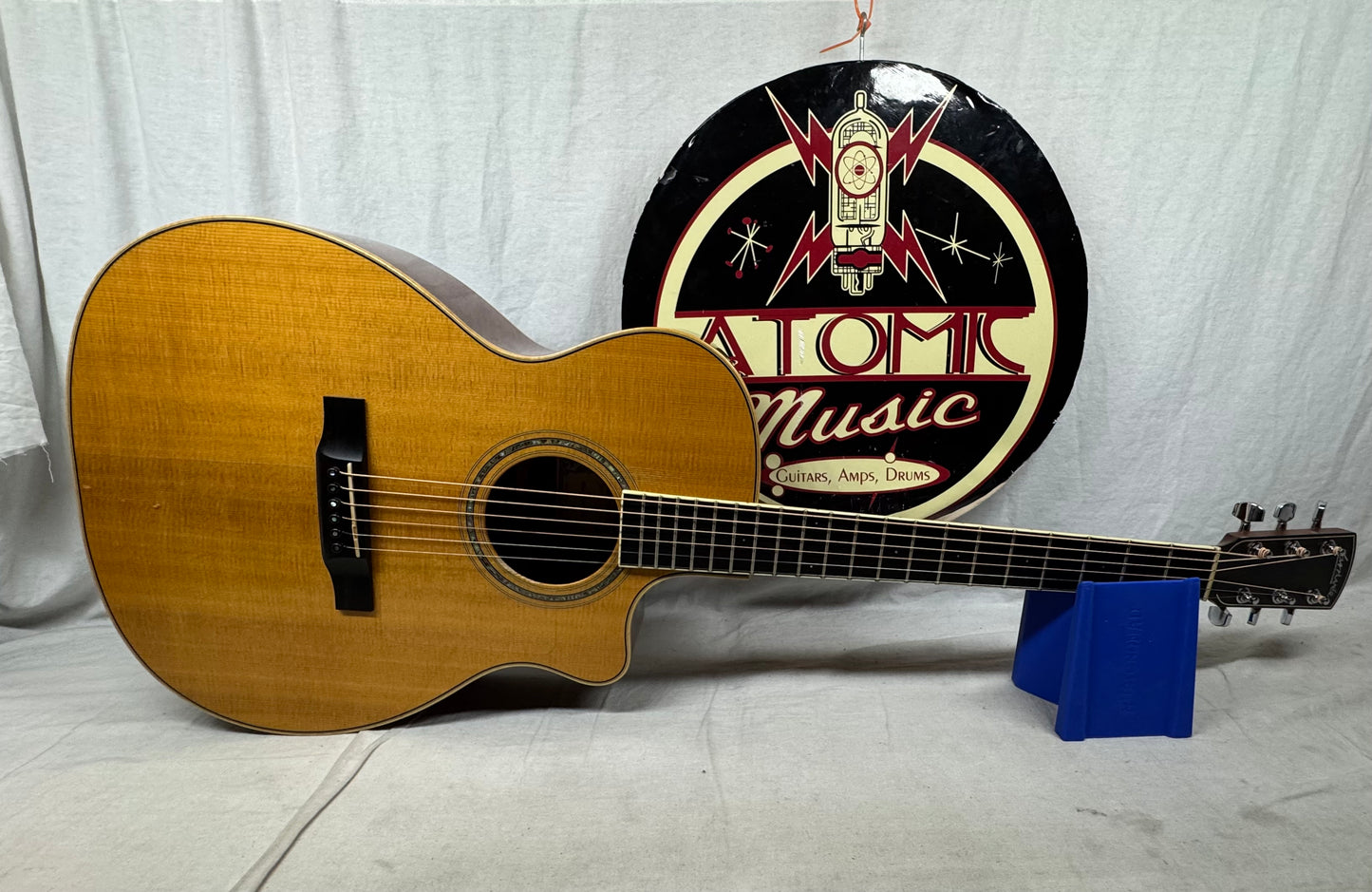 Larrivee 05 Select Series OMV-05 omv05 Single Cutaway Acoustic Guitar with Case -- *Split in Top / Cracks*