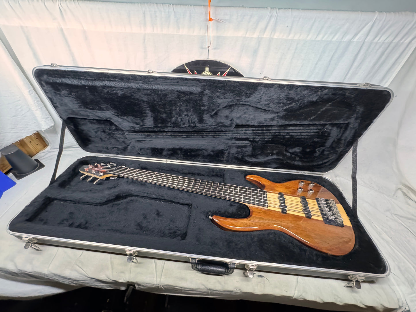 Carvin USA LB-76 lb76 Fretless 6-string Bass with Case